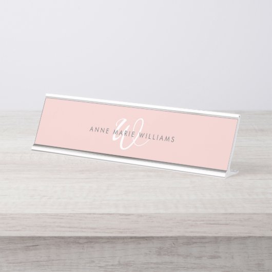 Moderne Blush Roze Witte Script Monogram Bureau Naambordje (Voorkant)