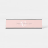 Moderne Blush Roze Witte Script Monogram Bureau Naambordje (Voorkant)