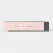 Moderne Blush Roze Witte Script Monogram Bureau Naambordje (Voorkant)