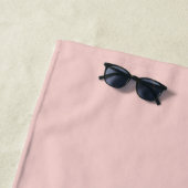 Moderne Blush Roze Witte Script Monogram Strandlaken (In situ)
