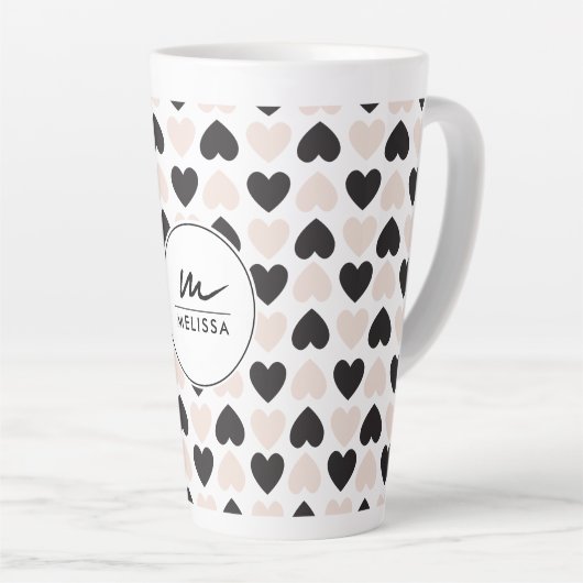 Moderne Blush Roze Zwart Liefde Harten Monogram Latte Mok (Rechterhoek)