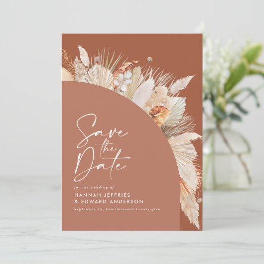 Moderne bohemische terracotta pampas, stijlvol save the date (Staand voorkant)