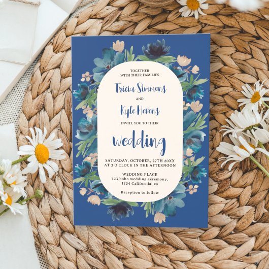 Moderne Boho blauwe bloemenboog script bruiloft Kaart