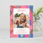 Moderne Boho Red Floral Graduation Party Foto Kaart (Staand voorkant)