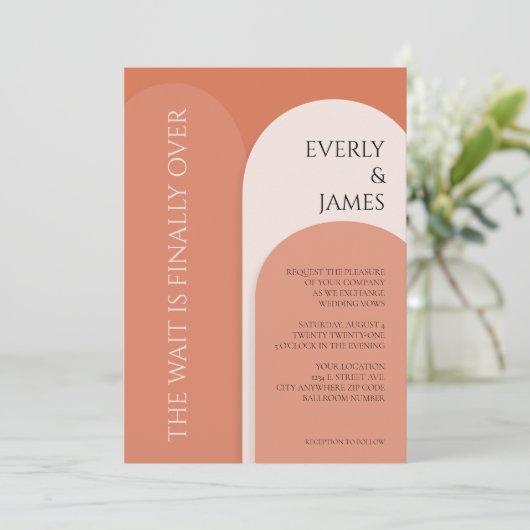 Moderne boog bruiloft uitnodiging in terracotta (Staand voorkant)