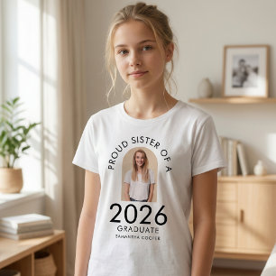 Moderne Boog Foto Trotse Zus van Afgestudeerde in T-shirt