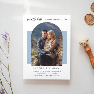 Moderne boog stoffige blauwe bruiloft foto save the date