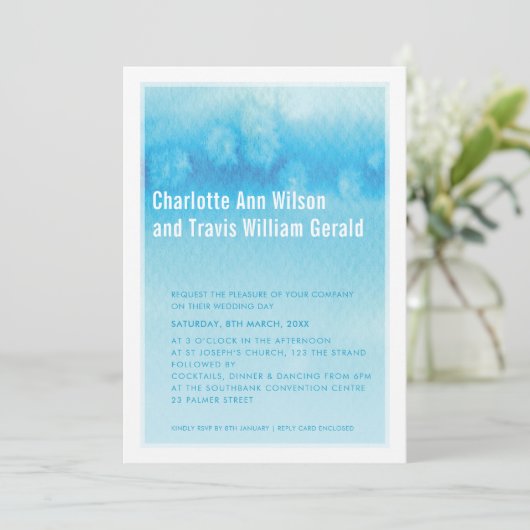 MODERNE BRUILOFT UITNODIGING: ombre waterverf blau Kaart (Staand voorkant)