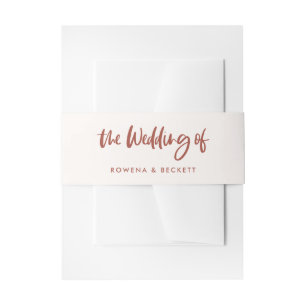 Moderne bruine sneeuwroze bruiloft uitnodigingen wikkel