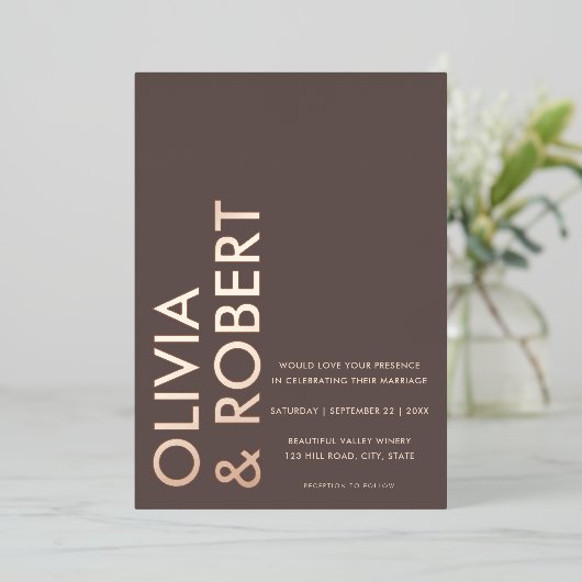 Moderne bruine vet minimalistische bruiloft folie uitnodiging (Staand Voorkant)