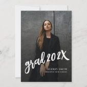Moderne Brush Script Grad Foto Afstuderen Aankondiging (Voorkant)