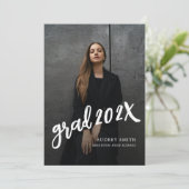 Moderne Brush Script Grad Foto Afstuderen Aankondiging (Staand voorkant)