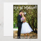 Moderne Brush Script We Zijn Getrouwd Koppel Foto Aankondiging (Voorkant / Achterkant)