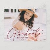 Moderne Burgundy Script Photo Graduparty Uitnodiging Briefkaart (Voorkant)