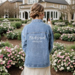 Moderne Calligraphie Brush Script Bridesmaid Nom<br><div class="desc">Script de pinceau de calligraphie moderne Nom de la servante Denim Jacket - Texte blanc</div>