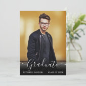 Moderne Calligraphie Script Grad Photo Faire-part (Debout devant)