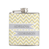 Moderne chevron grijs, gele bruiloft gepersonalise heupfles (Voorkant)