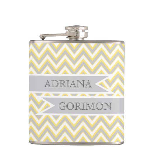 Moderne chevron grijs, gele bruiloft gepersonalise heupfles (Voorkant)