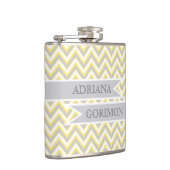 Moderne chevron grijs, gele bruiloft gepersonalise heupfles (Rechts)