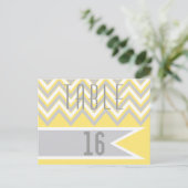 Moderne chevron grijs, gele trouwtafel nummer briefkaart (Staand voorkant)