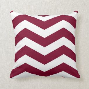 Moderne Chevron Stripes in Cranberry Rood en Wit Kussen