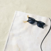 Moderne Chic Monogram Marmeren Look Custom Strandlaken (In situ)