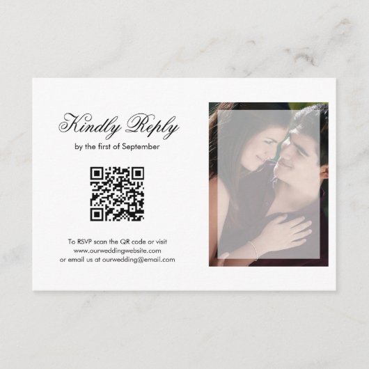Moderne Chic Script Photo QR Code Weddenschap RSVP Kaartje (Voorkant)