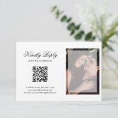 Moderne Chic Script Photo QR Code Weddenschap RSVP Kaartje (Staand voorkant)