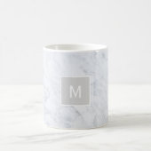 Moderne Chic White Marble Custom Monogram Koffiemok (Center)