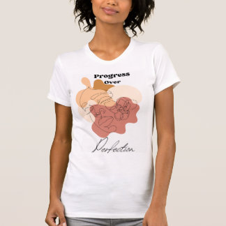Moderne chique vrouwen vooruitgang over perfectie t-shirt