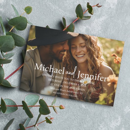 Moderne chique witte typografie trouwfoto kaart