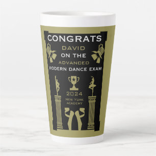 Moderne dans gefeliciteerd latte mok