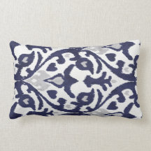 Moderne decoratieve blauwe en witte ikatkussen