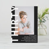 Moderne DERDE Foto 30th Birthday Party Invitation Kaart (Staand voorkant)