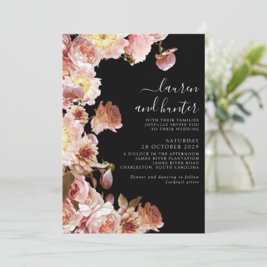 Moderne donkere Moody Blush Pink Script Floral Wed Kaart (Staand voorkant)