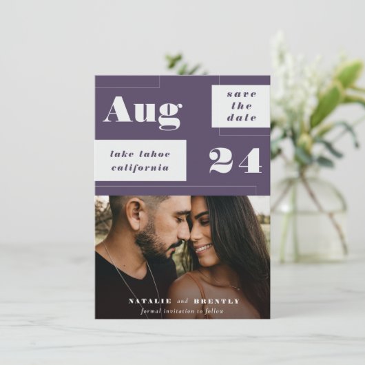 Moderne donkere Paarse meetkunde met oude tekst Save The Date (Staand voorkant)