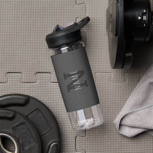 Moderne donkergrijze monogram naam (of andere teks waterfles (Gym)