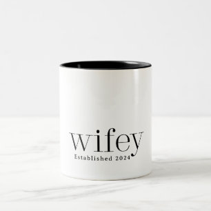 Moderne echtgenote vrouw tweekleurige koffiemok