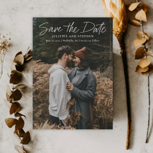 Moderne eenvoudige huwelijksfoto met script save the date