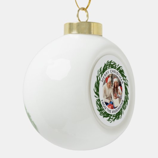 Moderne Eenvoudige Kerstkrans Familiefoto Keramische Bal Ornament (Links)