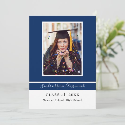 Moderne Eenvoudige Minimale Blauwe Witte Afstudeer Aankondiging (Staand voorkant)