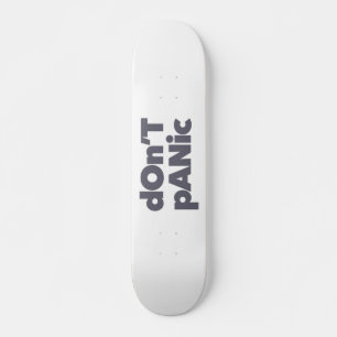 Moderne, eenvoudige, moedige, coole afbeelding van skateboard