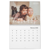 Moderne eenvoudige speelse script aangepaste famil kalender (Feb 2026)