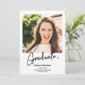 Moderne, eenvoudige zwarte 2 foto's afstuderen aankondiging (Staand voorkant)