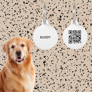 Moderne eenvoudige zwarte witte dog: scan me Qr-co Huisdierpenning