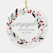 Moderne Eerste Kerstmisverloofde Mistletoe Krans Keramisch Ornament (Achterkant)