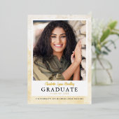 Moderne Elegant Gold Graduation Faire-part (Debout devant)