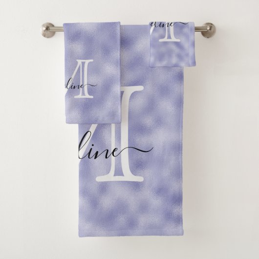 Moderne Elegant Script Monogram Paarse Folie Bad Handdoek (Insitu)