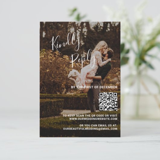 Moderne Elegant Script QR Code bruiloft RSVP Kaartje (Staand voorkant)