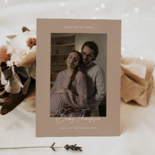 Moderne Elegante Beige Script Foto Zwangerschap Aankondiging